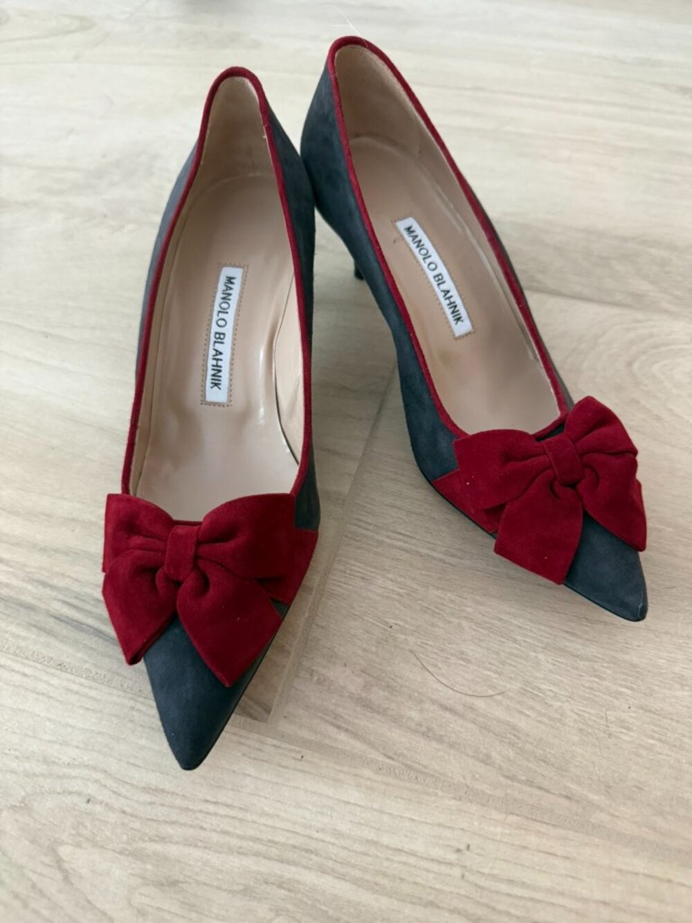 Manolo Blahnik Grey Suede Pumps with Red Bow | Size 7 (Italian 37.5)